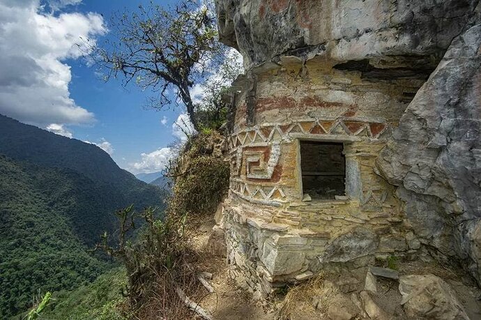 Grupowy cenotaf mnichów. Mnisi jako jedyni nie byli spalani; im przypadał pogrzeb powietrzny. Ich dusze pożarte przez latających padlinożerców miały prowadzić duchy skremowanych podopiecznych ku niebu. [Irl źródło: Forma pochówku z kultury Chachapoya]